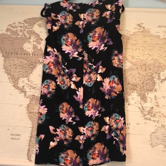 Shift dress with ruffle shoulder - Picture 5 of 5